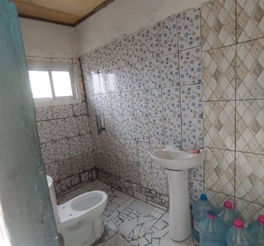 Chambre moderne 1er étage avec balcon - Logpom Gabon Bar