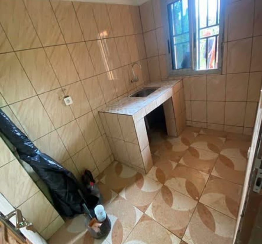 Studio neuf à louer à Eleveur Mballa
