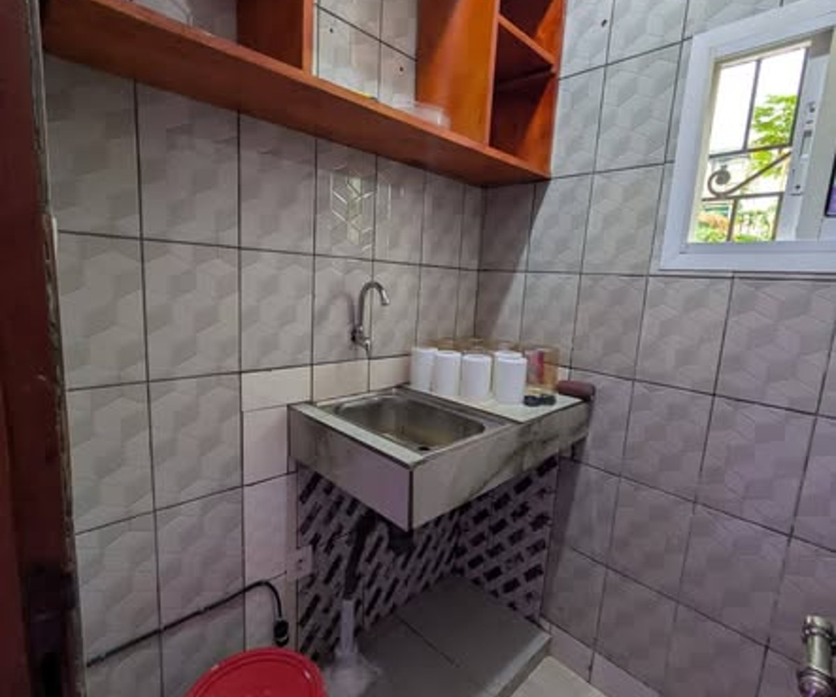 Vaste chambre haut standing climatisée à Kotto