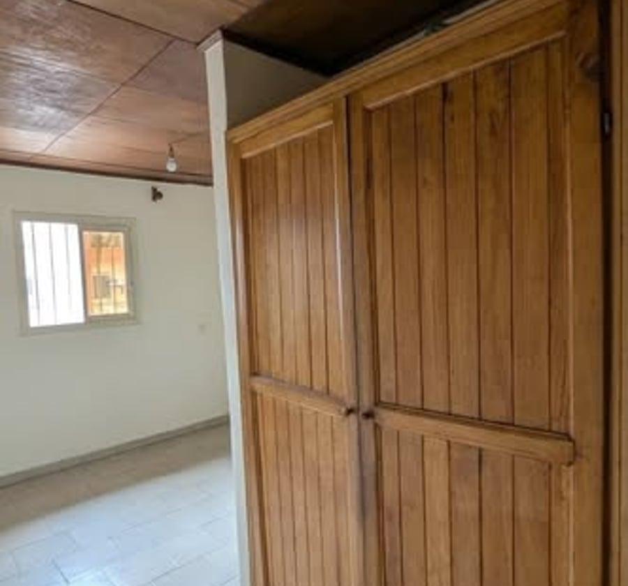 Chambre moderne avec cuisine placard à Makepe Missoké