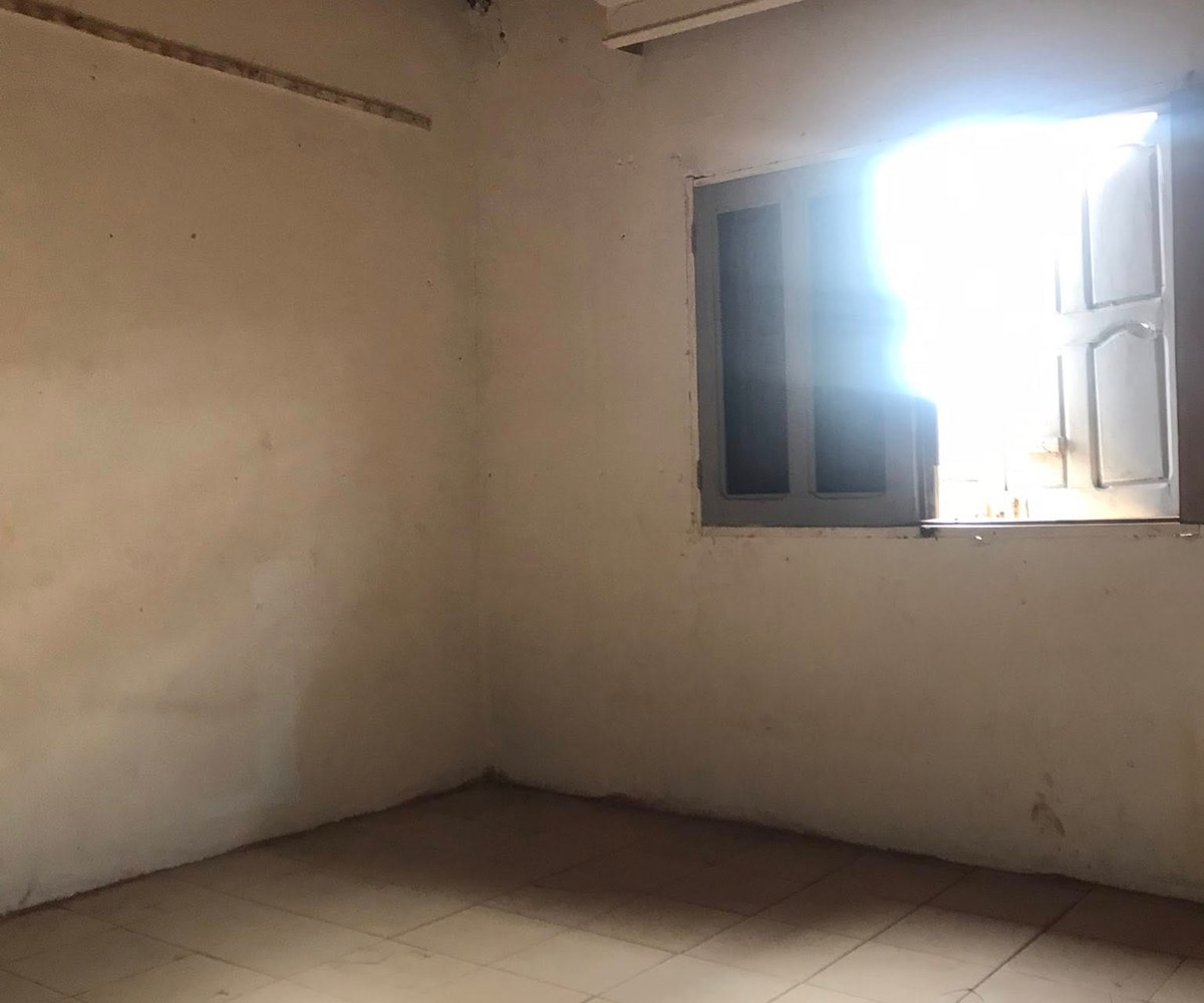 Chambre simple carrelée à Happy - Yaoundé