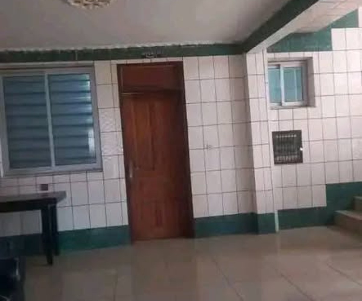 Bureau bon standing à louer à Akwa