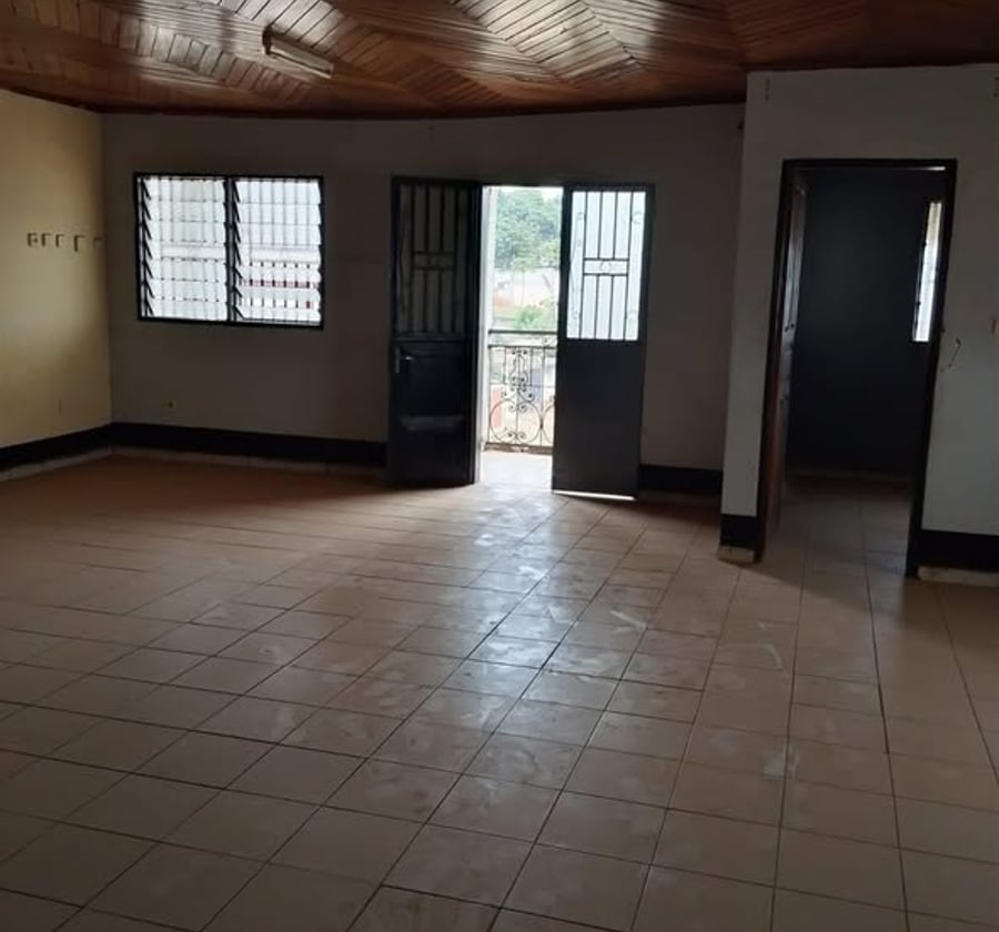 Grand appartement moderne 3 chambres – Biteng