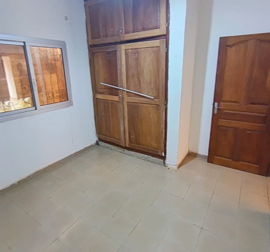 Studio moderne à Madagascar, Yaoundé