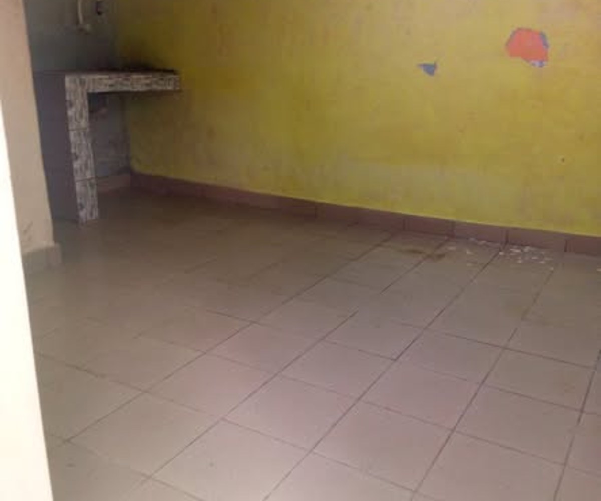 Grande chambre avec coin cuisine à louer à Kotto (Bangue)