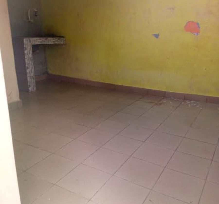 Grande chambre avec coin cuisine à louer à Kotto (Bangue)