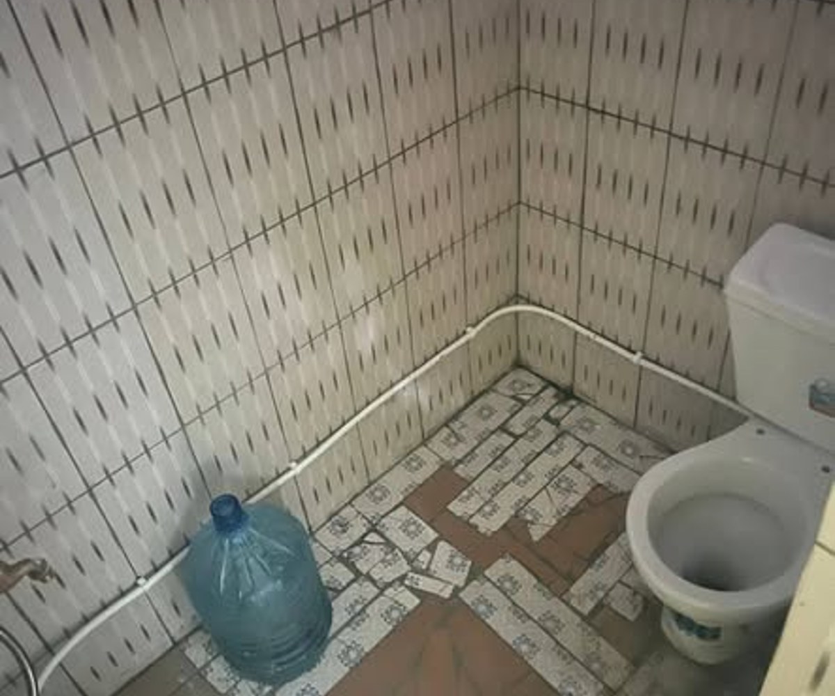 Grande chambre moderne avec douche interne à Bépanda