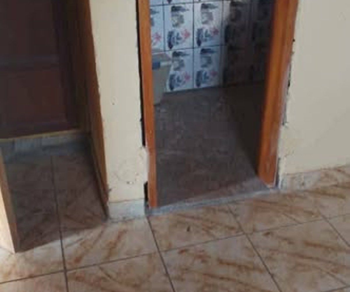 Grande chambre moderne à Odza