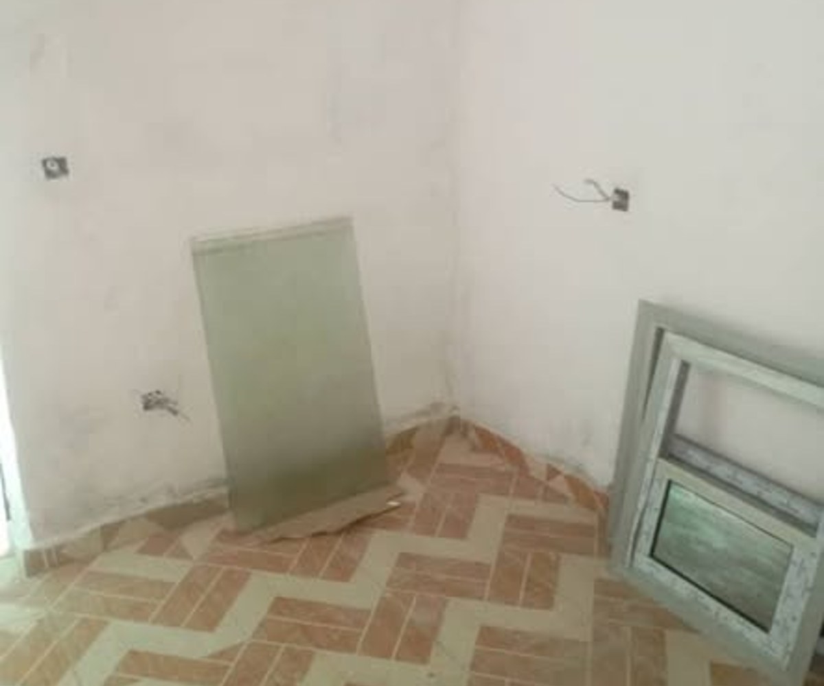 Grande chambre moderne à louer à Beedi (Douala)