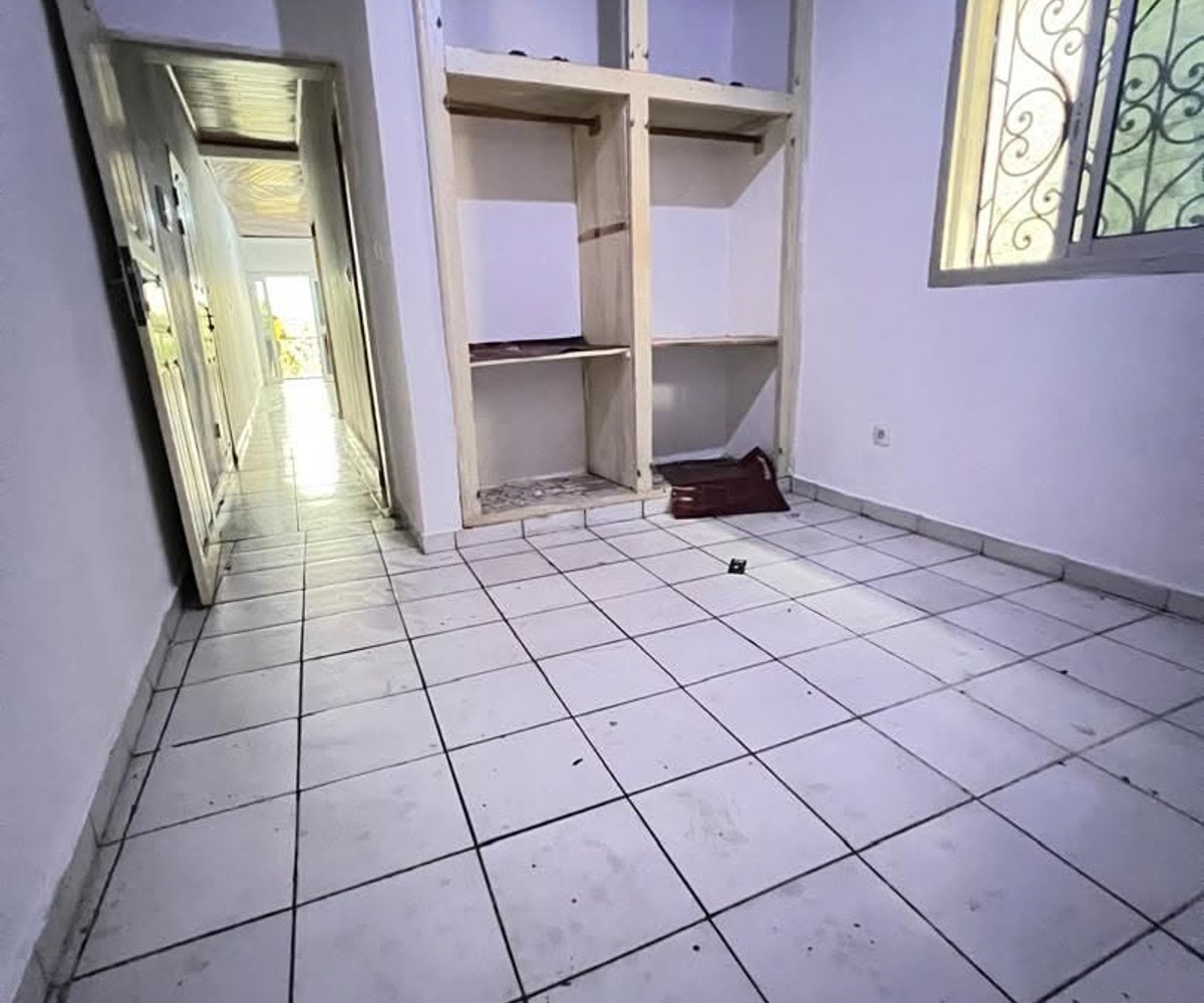 Vaste et magnifique studio moderne à louer à logbessou a 80m des pavés au 1er niveau constitué