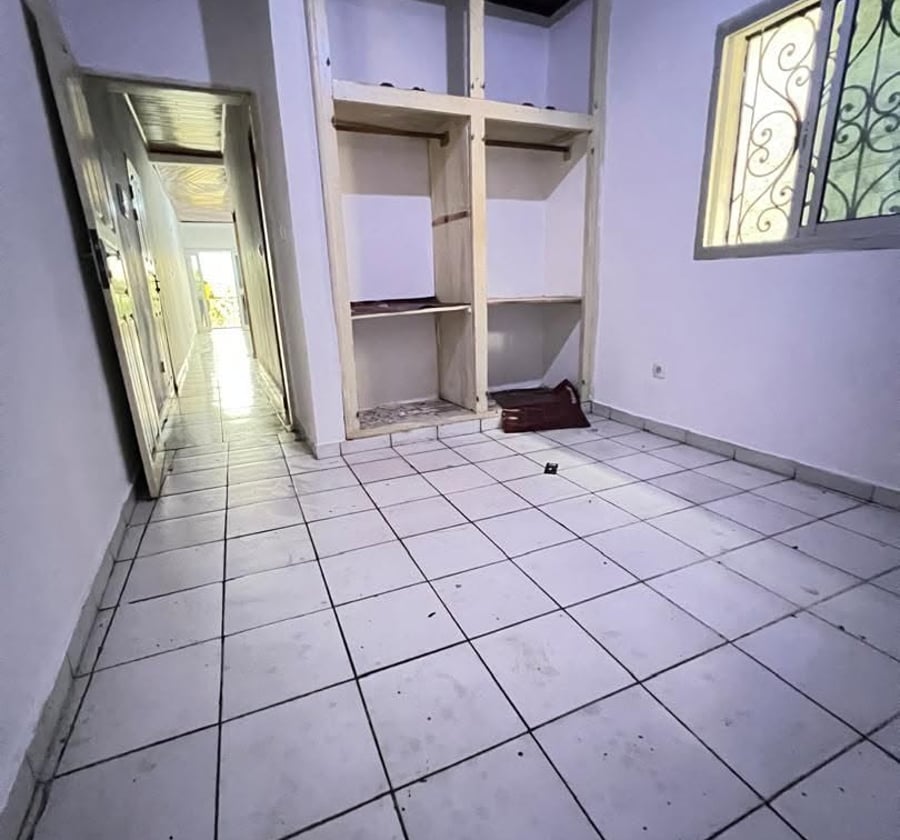 Vaste et magnifique studio moderne à louer à logbessou a 80m des pavés au 1er niveau constitué