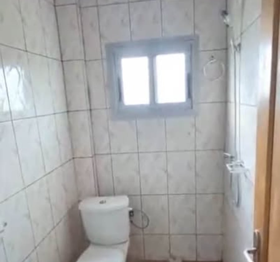 Vaste chambre moderne à Nkolfoulou