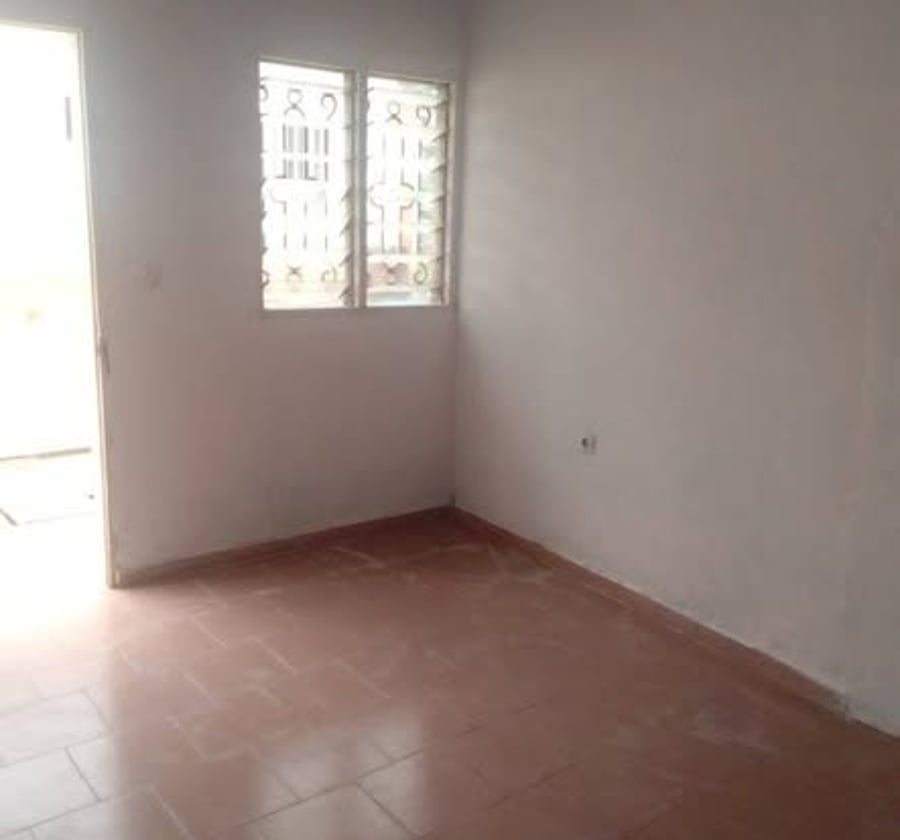 Grande chambre moderne à louer à Ekie Amadou - 30 000 XAF/mois