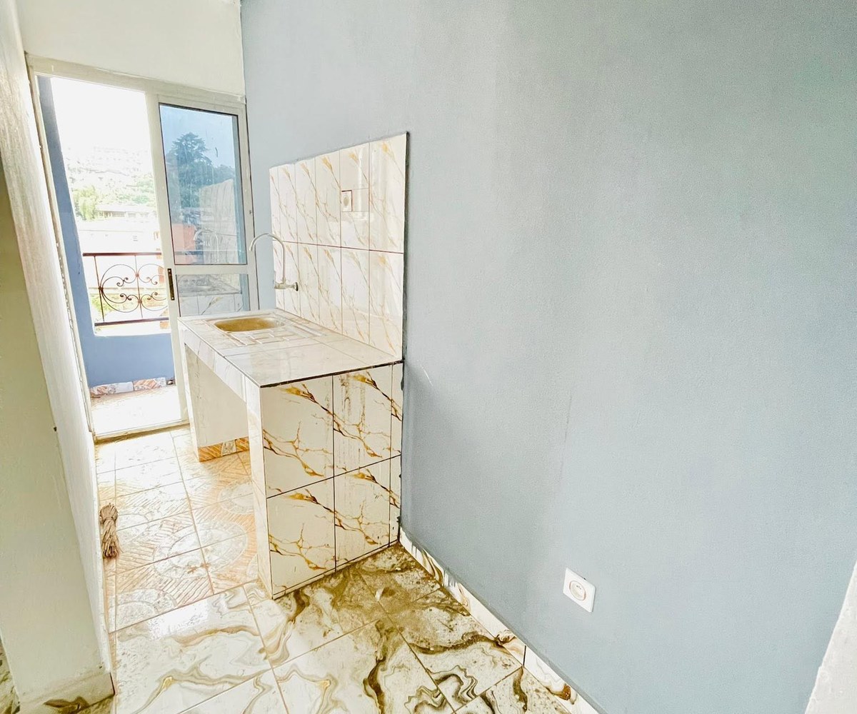 Studio moderne à louer près du carrefour Biyem Assi
