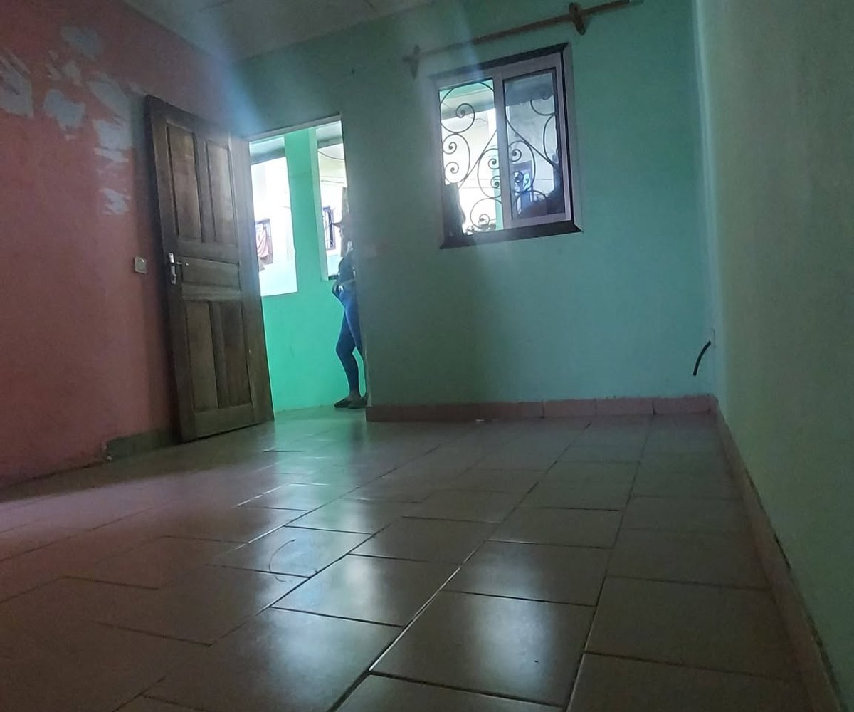 Vaste chambre moderne à louer – Beedi, Douala