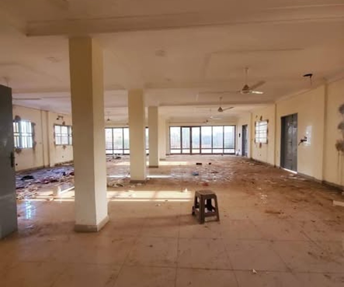 Immueble commercial complet R+1 à louer à Cité Sic, Douala