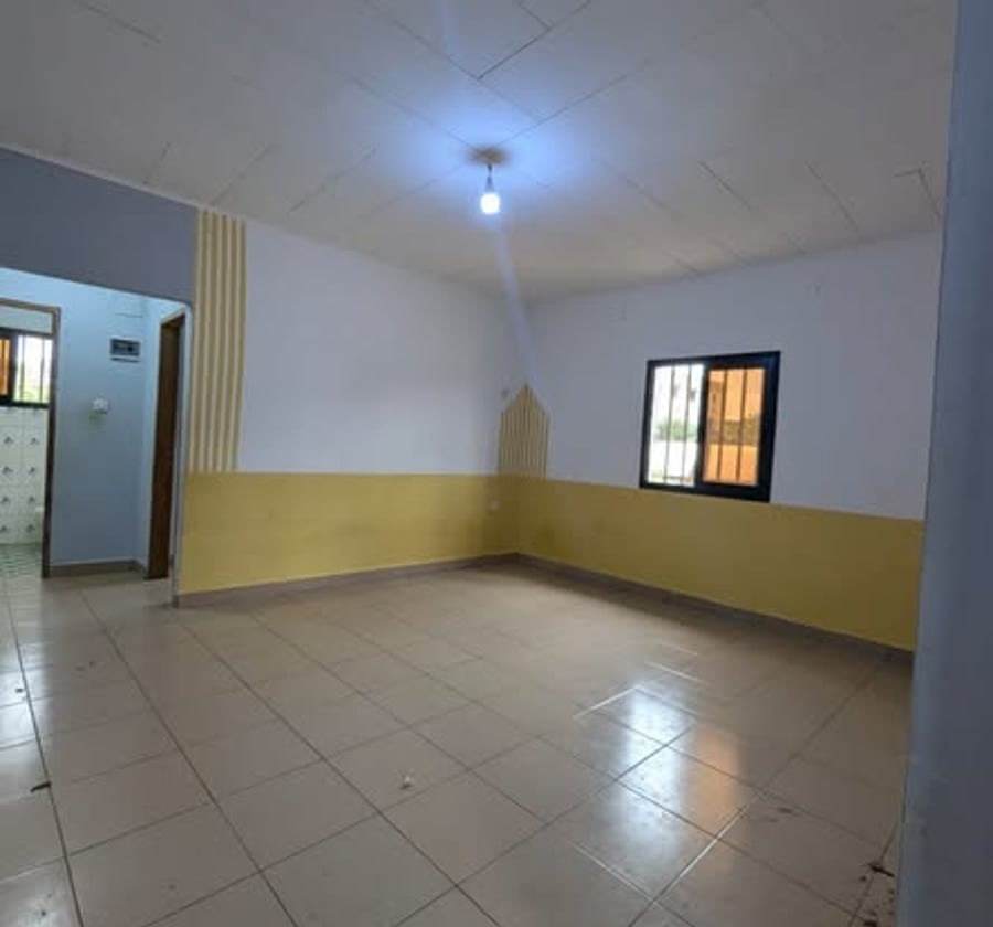 Vaste studio moderne à louer à Obobogo