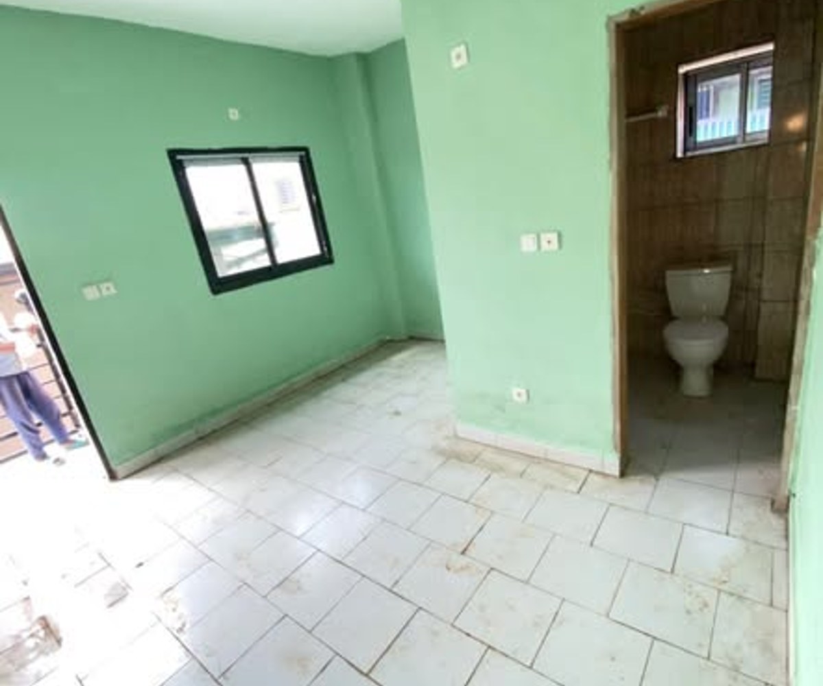 Chambre moderne à Odza petit marché