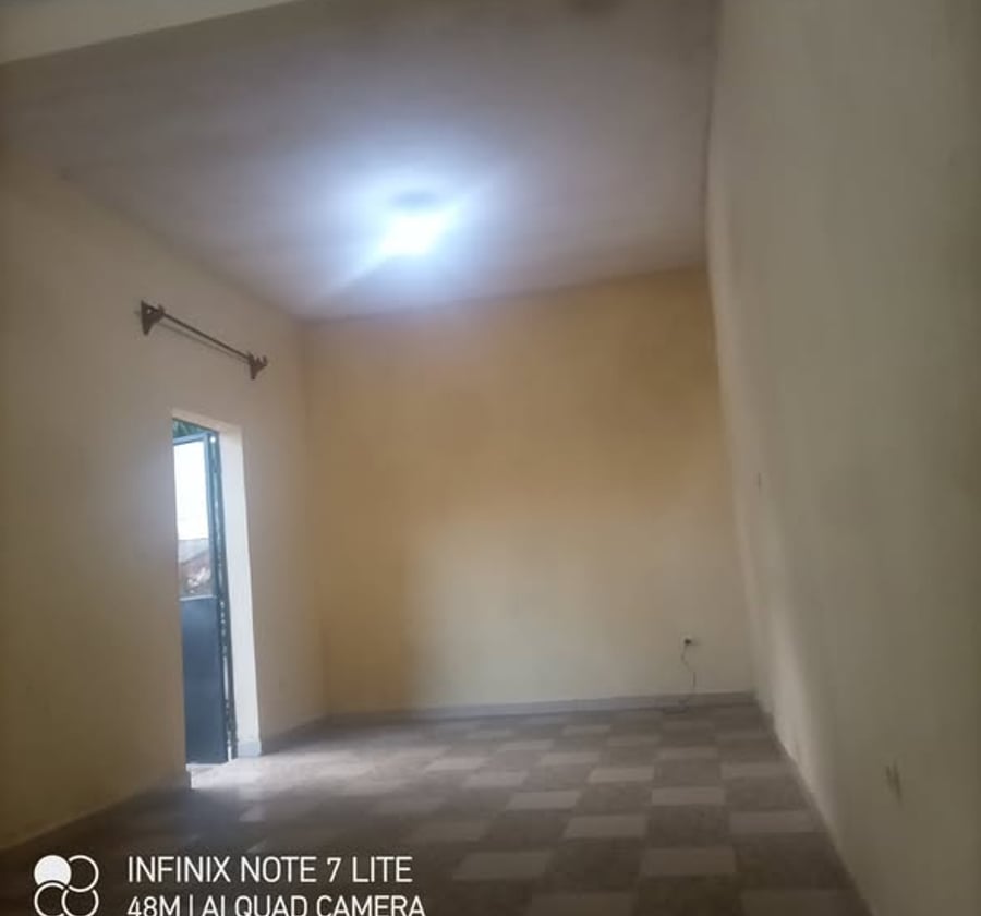 Chambre moderne à louer à Odza, Borne 10
