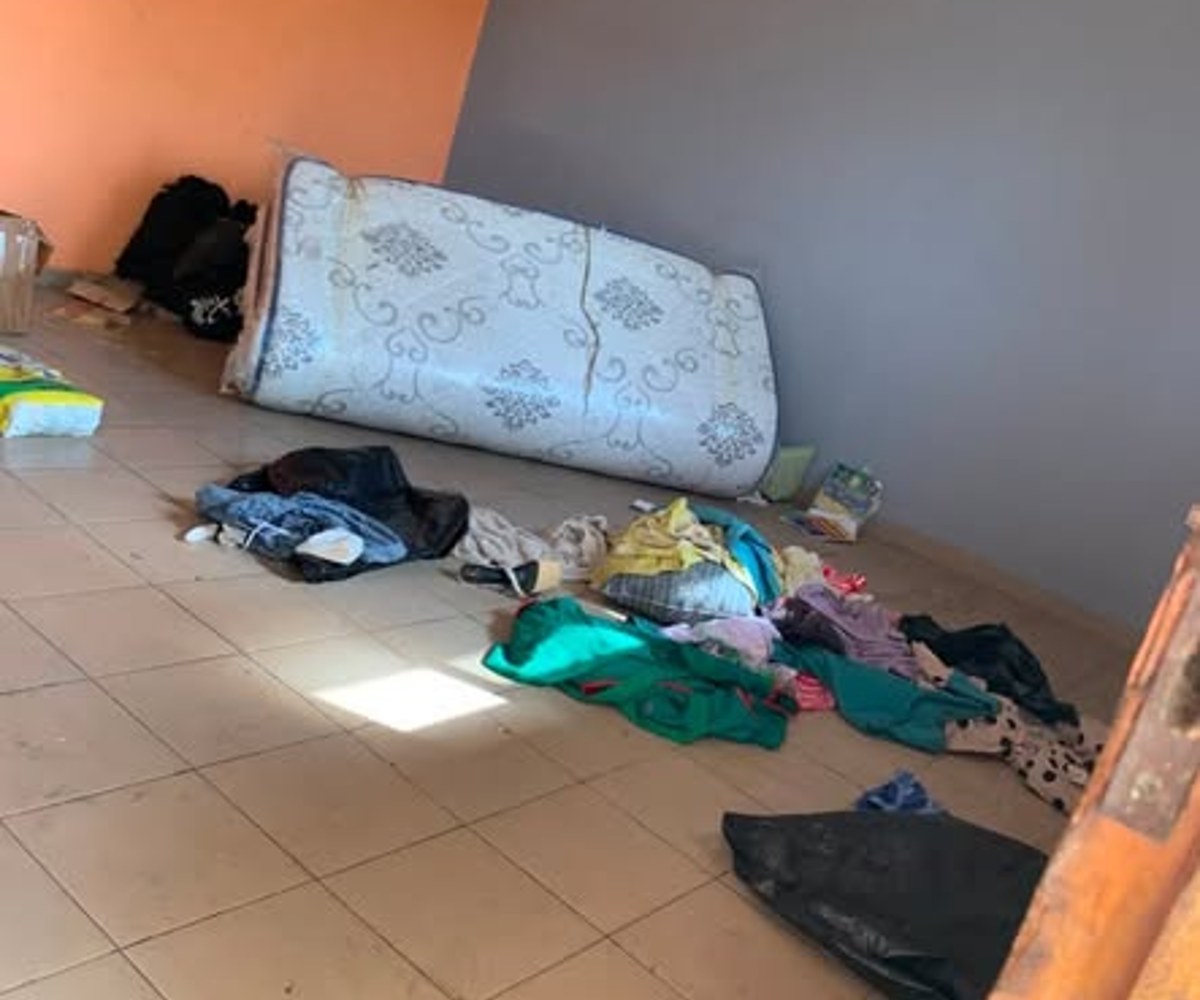 Très vaste et jolie Appartement moderne 2 chambres, 2 douches, balcon, forage, compteur prépayé