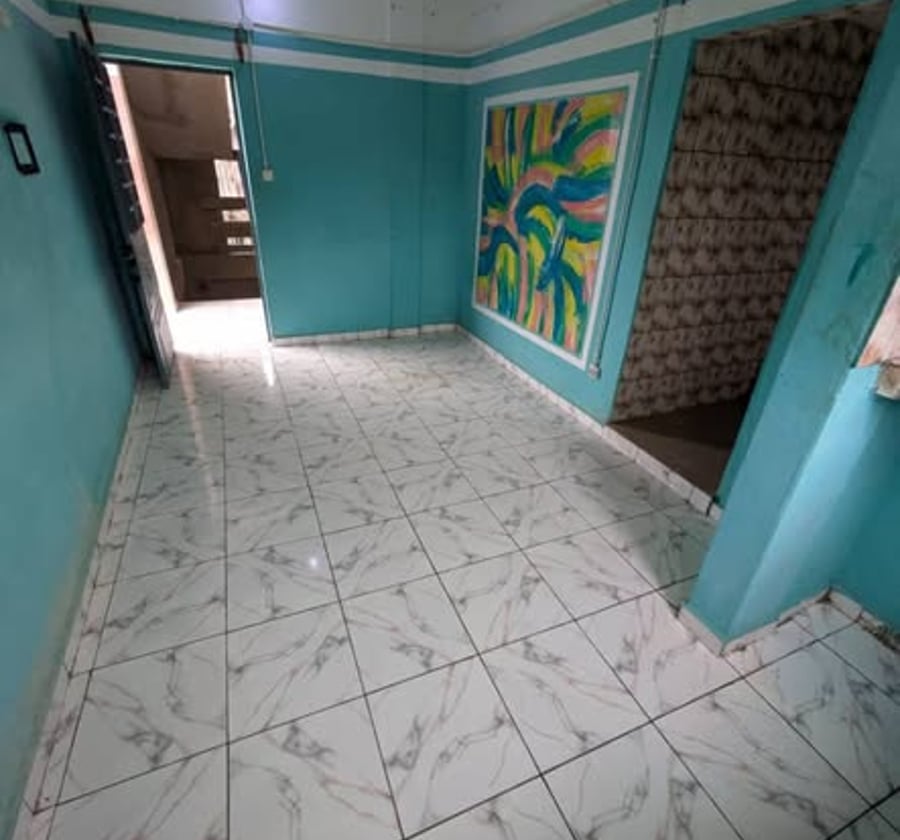 Grande chambre à louer à Logbessou