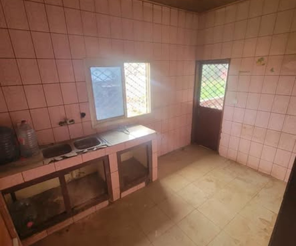 Appartement vaste à louer à Nkolmesseng, 3 chambres