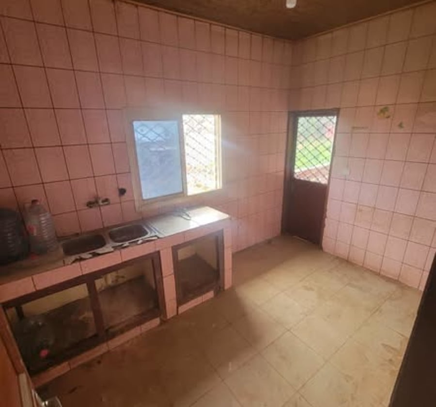 Appartement vaste à louer à Nkolmesseng, 3 chambres