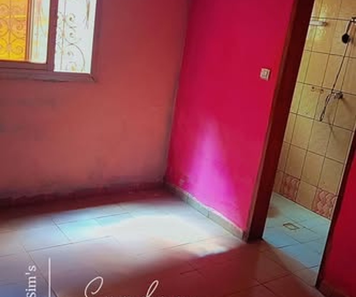 Chambre moderne à Nkoabang