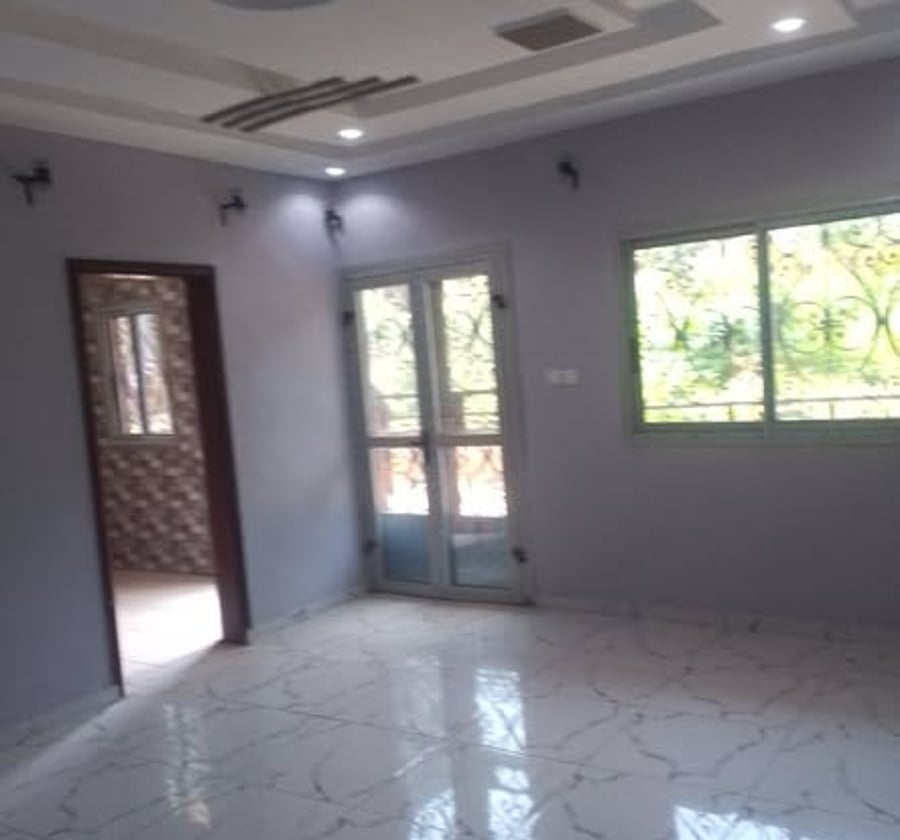 Très grand appartement de trois chambres à Nomayos
