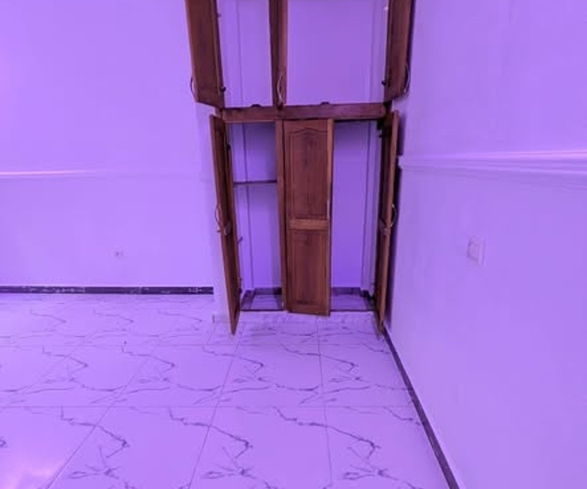 Vaste chambre haut standing climatisée à Kotto
