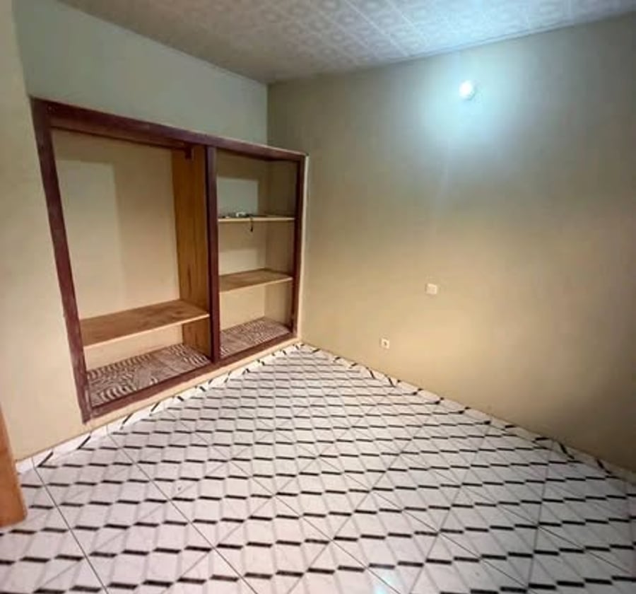 Studio moderne à louer à Nkolfoulou