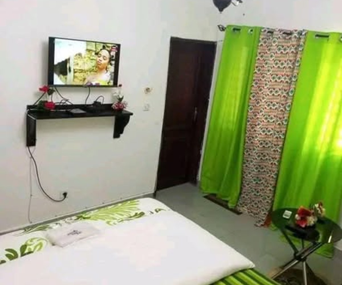 Chambre meublée – Odza Brigade, Yaoundé – 13 000 FCFA/nuitée