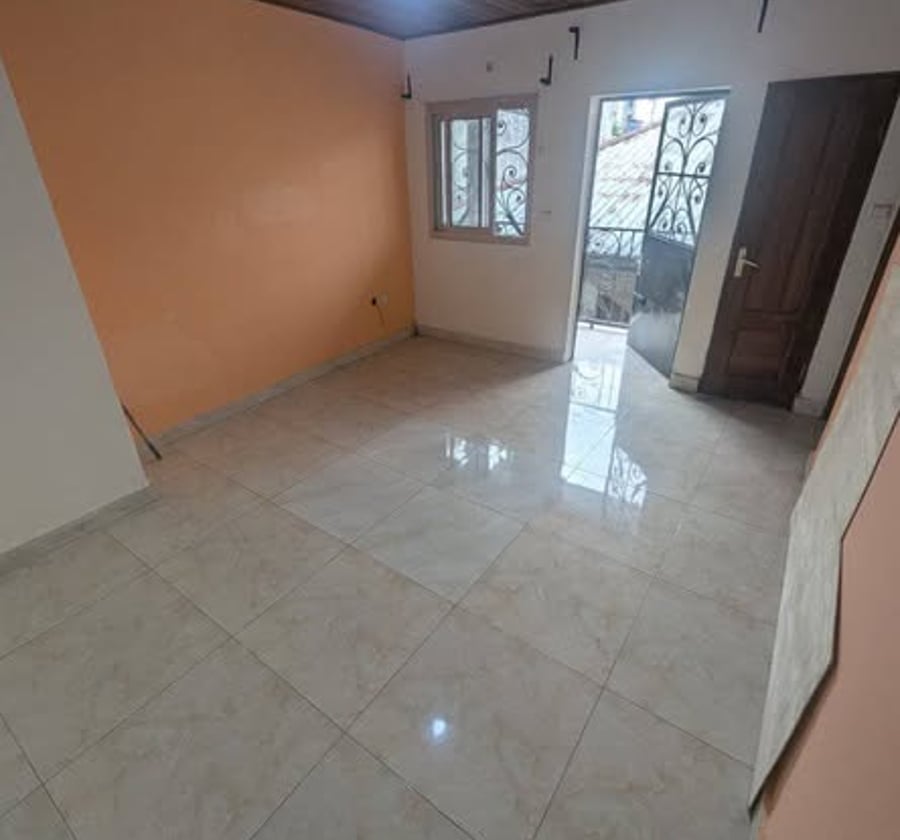 Grand studio à louer - Makepe, Douala