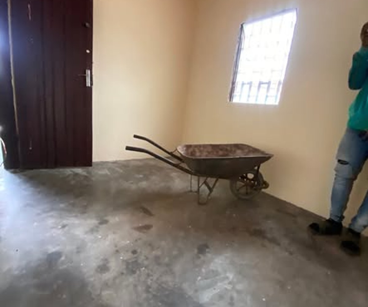 Chambre simple meublée avec douche à Ange Raphaël