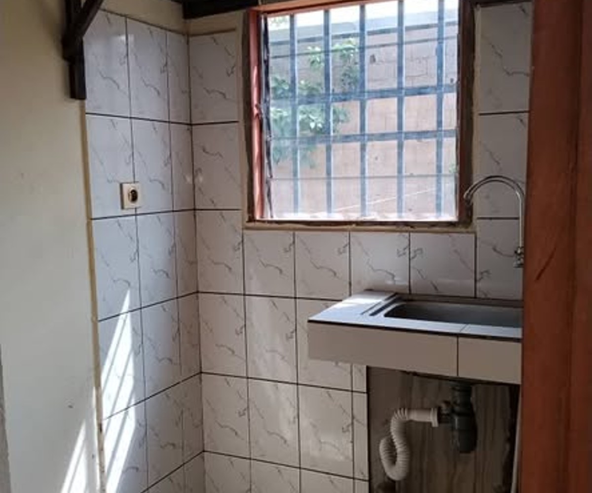 Studio disponible à Efoulan Gendarmerie