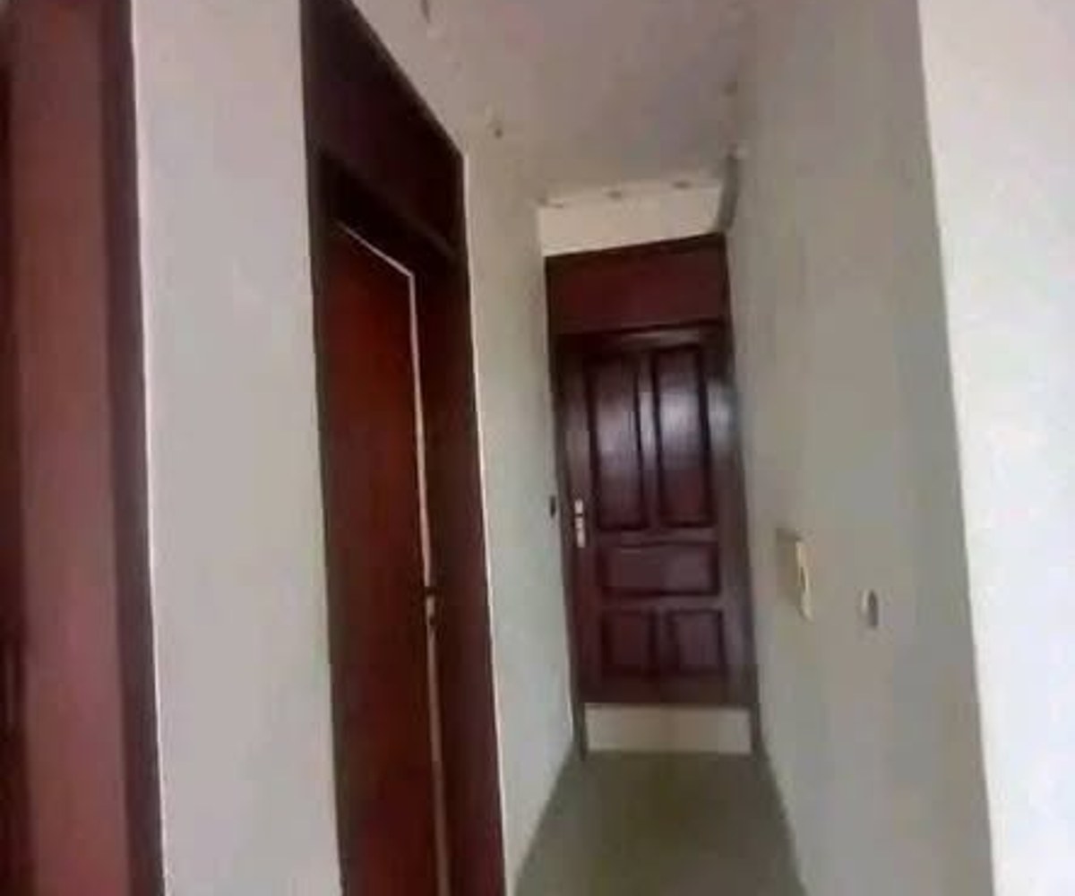 Bureau de standing en bordure de route avec balcon à Akwa