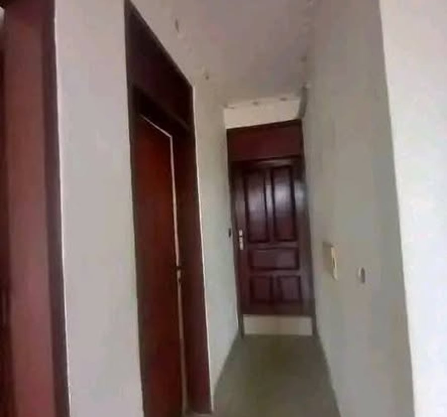Bureau de standing en bordure de route avec balcon à Akwa