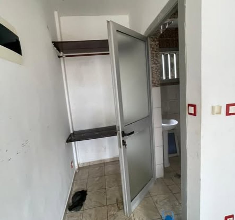 Chambre moderne climatisé à louer à Logbessou