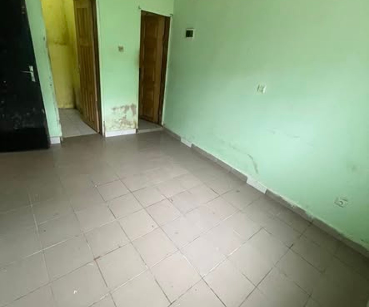 Chambre moderne avec cuisine et douche à Beedi