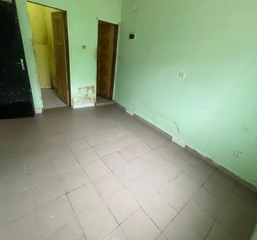 Chambre moderne avec cuisine et douche à Beedi