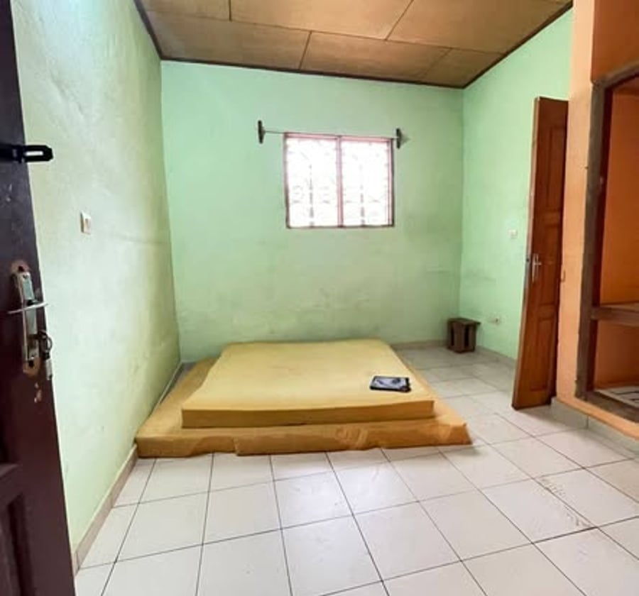 Chambre moderne à louer – Montée Chapelle, Obili (Yaoundé)