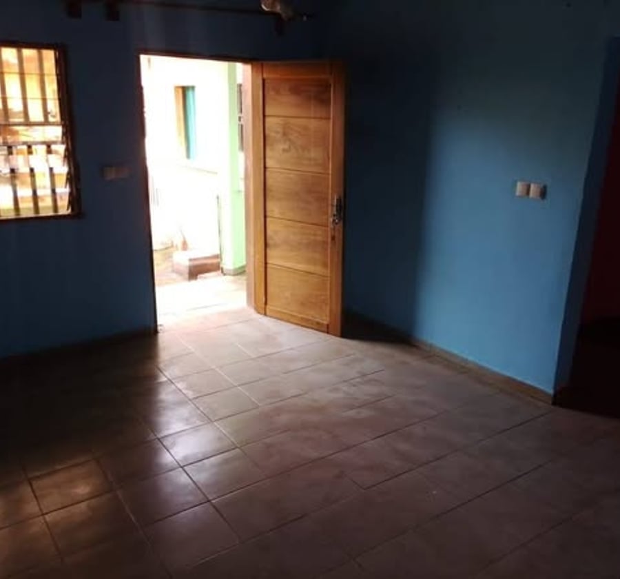 Studio moderne à louer à Odza (Borne12)