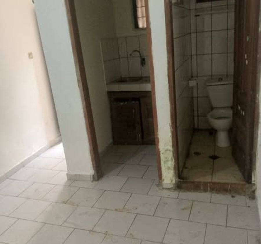 Chambre moderne à Nkoabang