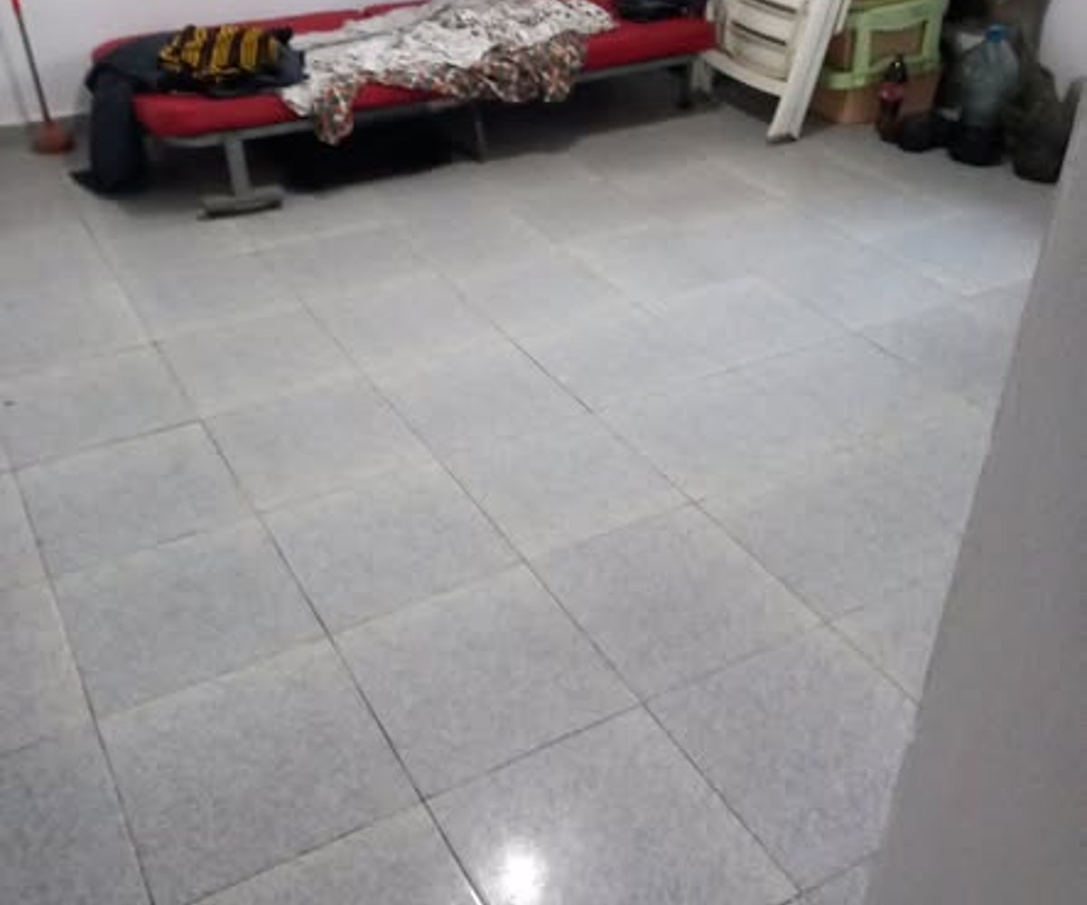 a louer appartements bien propre dans la barriere. salon 2chambres 2douches cuisine prix 100mil a jardin logbaba a cote du goudron occasion