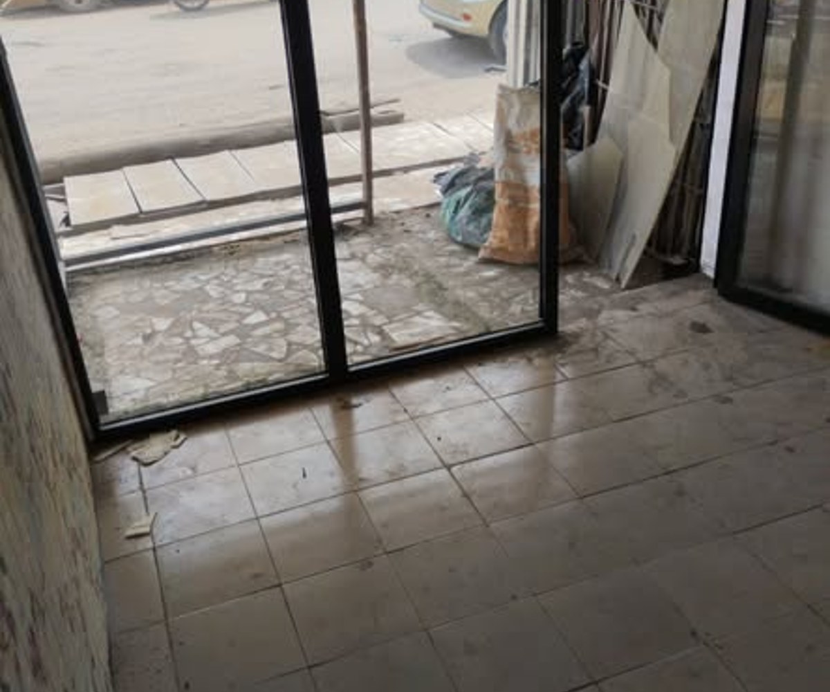 Boutique à louer à Akwa Nord avec petite véranda