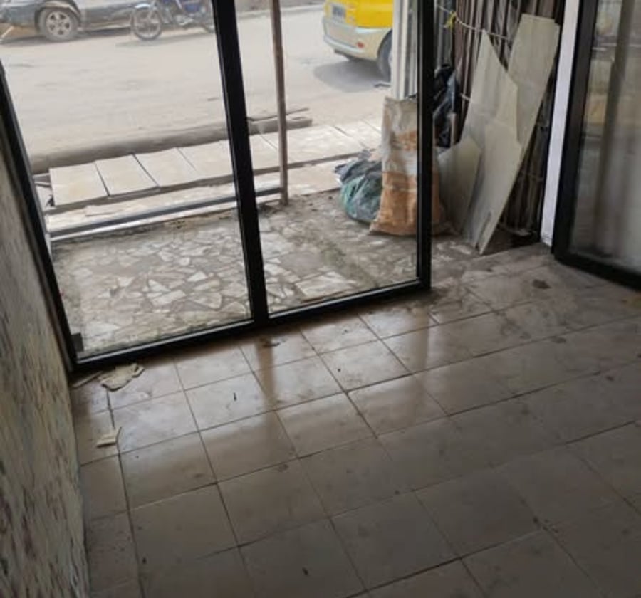 Boutique à louer à Akwa Nord avec petite véranda
