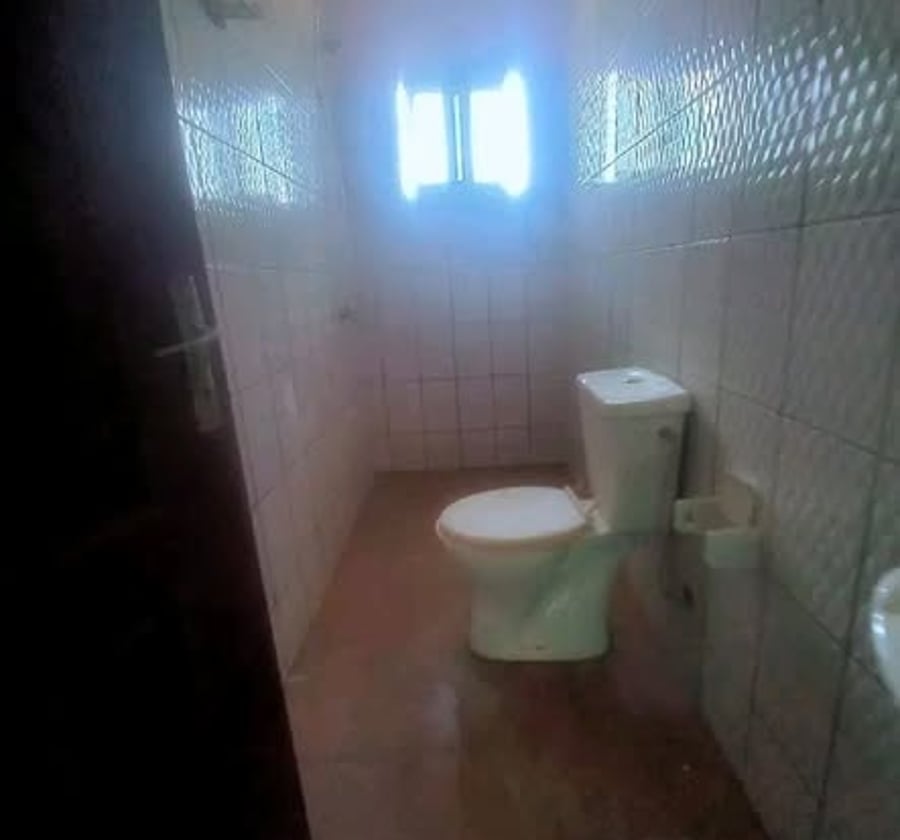 Studio moderne avec balcon, proche du goudron – Ndogbong