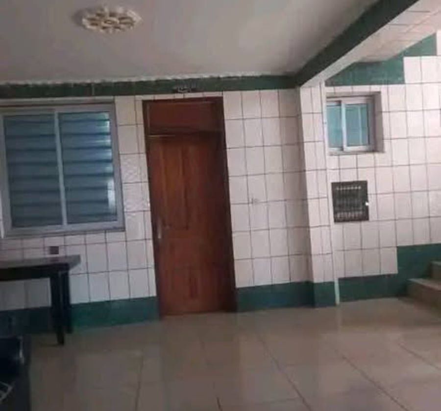 Bureau de standing en bordure de route avec balcon à Akwa