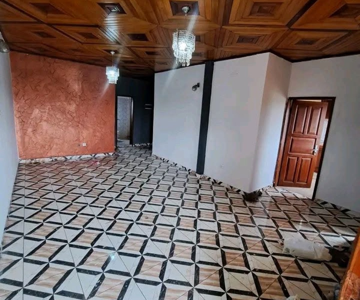 appartement moderne à louer au petit marché odza 3 chambres, 2 douches dans la barrière avec parking forage 120mil moto 200f entré et 100f s