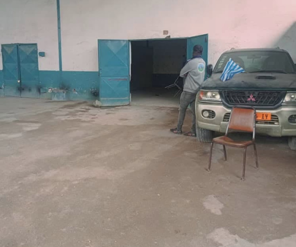 Entrepôt et bureaux à louer - Akwa, Douala